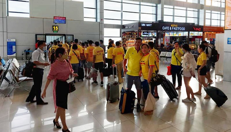 CĐV Nam Định tranh thủ chụp ảnh kỷ niệm tại sân bay.