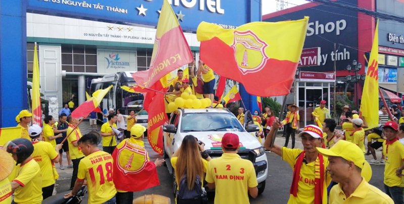 Các CĐV Nam Định đang tiến về sân trước trận đấu.