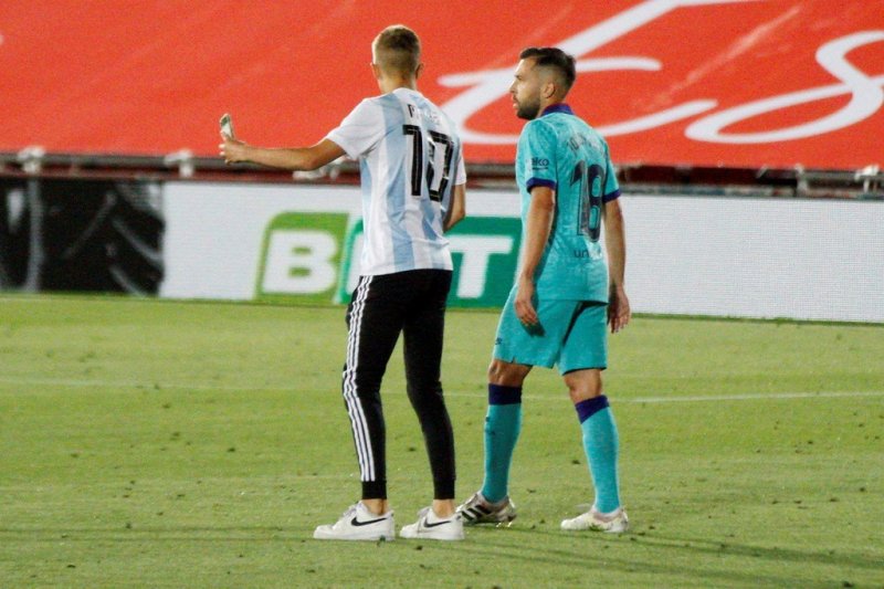 Anh tranh thủ chụp ảnh tự sướng với Jordi Alba.