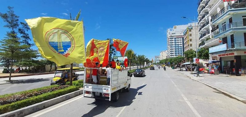 Theo tìm hiểu của PV, trước khi trận đấu diễn ra, hàng nghìn CĐV Nam Định đã tập trung lại, di chuyển gần 100 Km để vào sân Thanh Hóa, tiếp lửa cho thầy trò HLV Nguyễn Văn Sỹ.