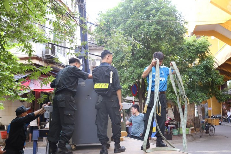 Trước trận đấu khoảng 3 tiếng, lực lượng an ninh đã dựng chốt ở lối vào sân Hàng Đẫy để thắt chặt an ninh.