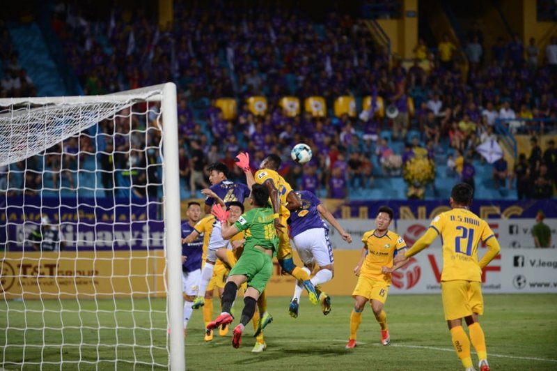 Không ít lần những chân sút hàng đầu V.League như Rimario, Văn Quyết, Quang Hải...phải nản lòng trước sự chắc chắn của Văn Hoàng.