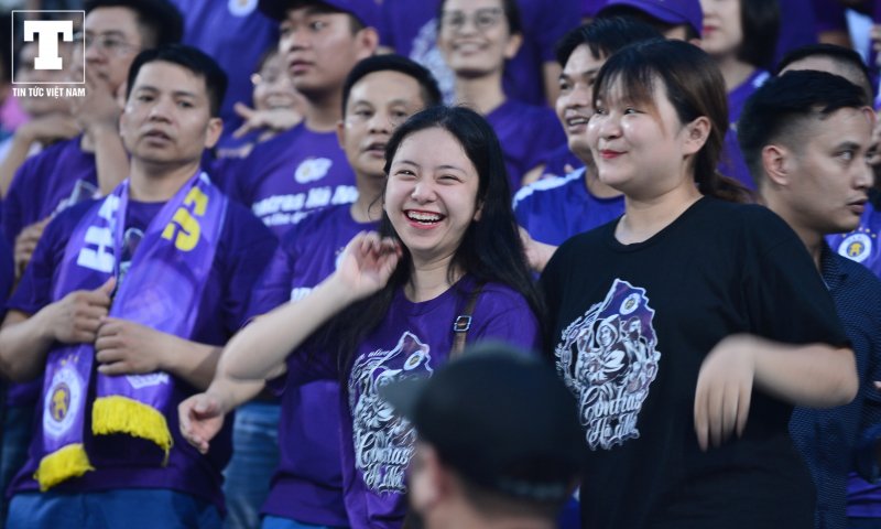 Không khí vui tươi của các CĐV Hà Nội trước trận.