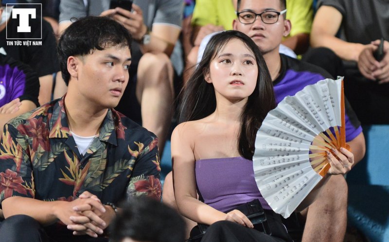 Và khi kết thúc trận đấu, buồn là tâm trạng chung của tất cả các CĐV Hà Nội.