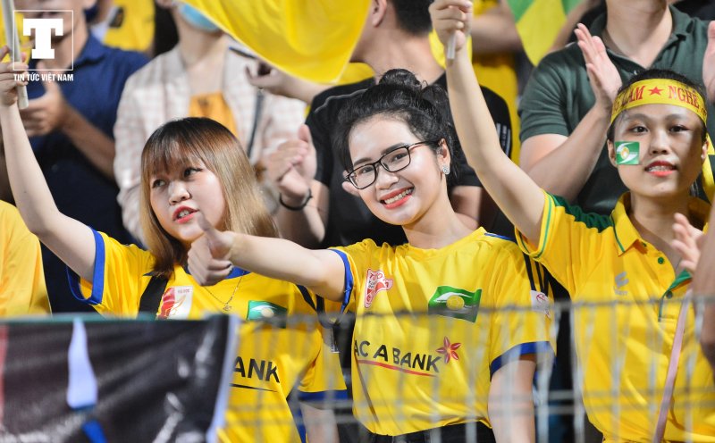 Phía khán đài đối diện, CĐV SLNA cũng sôi động không kém đội chủ nhà.