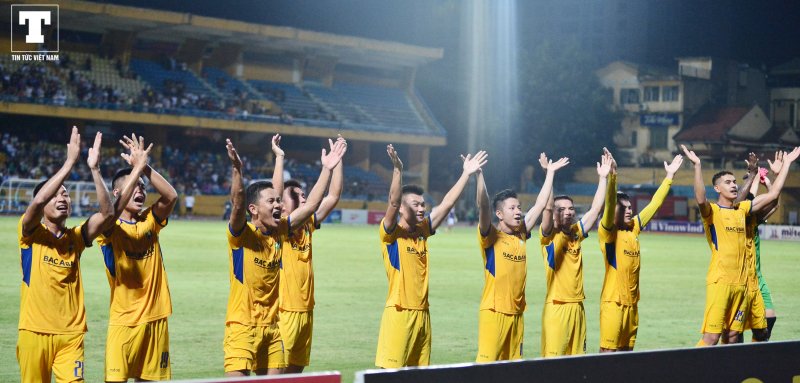 Các cầu thủ SLNA tri ân CĐV.