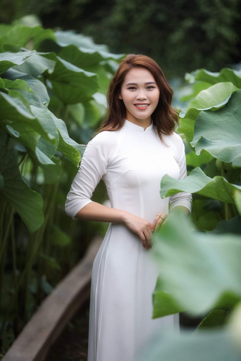Trong tà áo dài bên đầm sen, mới thấy hết được vẻ nữ tính, dịu dàng của những vận động viên thể thao.