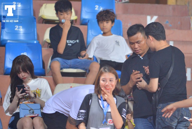 Vệ sĩ của Quang Hải bất đắc dĩ trở thành người chụp ảnh.