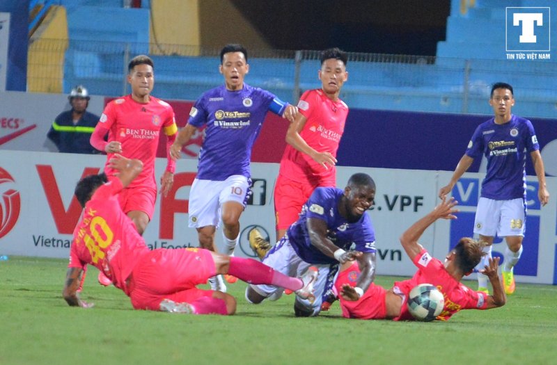 Cơ hội ngon ăn nhất đến với Hà Nội trong giữa hiệp 2 khi Rimario bị phạm lỗi trong vòng cấm. Trọng tài không ngần ngại chỉ thẳng vào chấm phạt đền.
