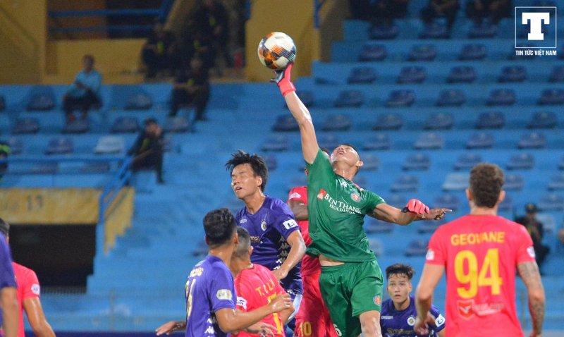 Nhận bàn thua, Hà Nội dồn tổng lực tấn công nhưng không thể tìm được cơ hội tiếp cận khung thành thủ môn của Sài Gòn.