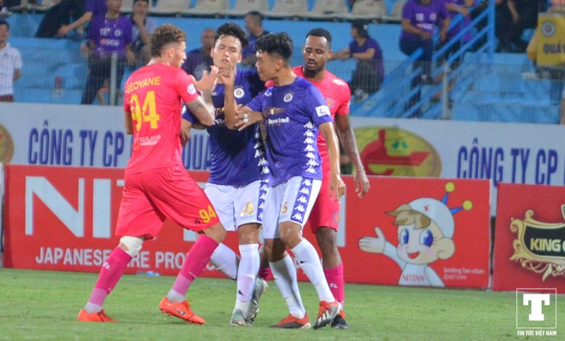 Thậm chí, sau khi lời qua tiếng lại, Thành Chung còn định thua đủ với cặp tiền đạo ngoại binh này.