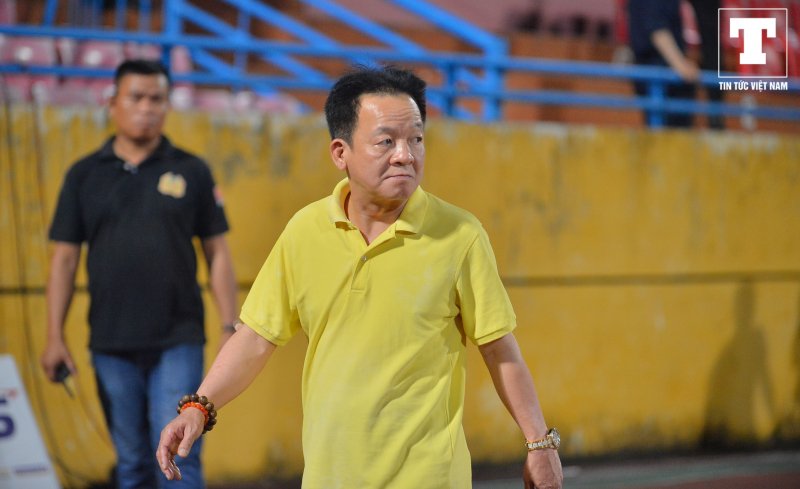 Nỗi lòng của bầu Hiển là điều dễ hiểu bởi Hà Nội vẫn đang cho thấy phong độ thất thường ở mùa giải năm nay. Còn nhớ sau khi để thua SLNA cũng ngay tại Hàng Đẫy cách đây ít ngày, ông đã dành hơn 10 phút để nói chuyện với HLV Chu Đình Nghiêm và ban huấn luyện đội bóng.