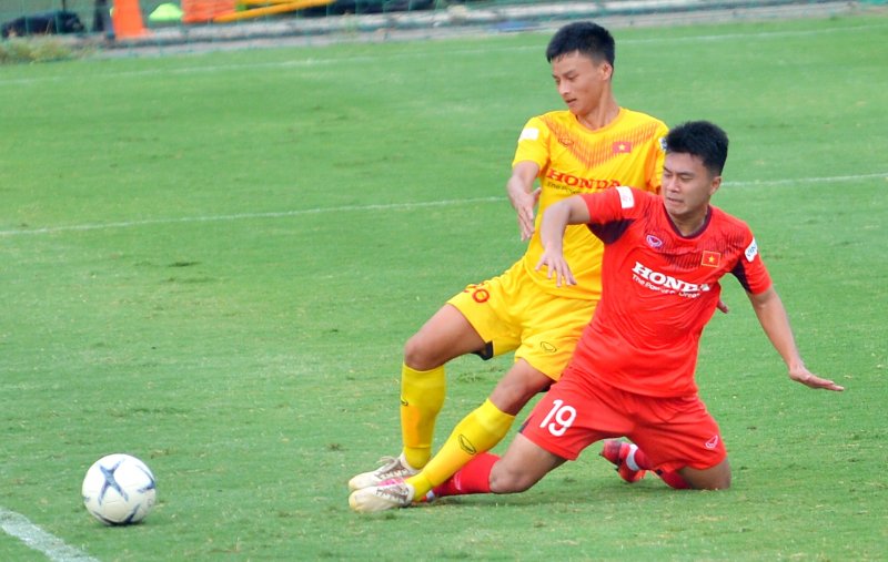 Sau đó, 28 cầu thủ U22 Việt Nam chia làm 2 đội để HLV Park Hang-seo và ban huấn luyện kiểm tra năng lực của các cầu thủ trẻ.