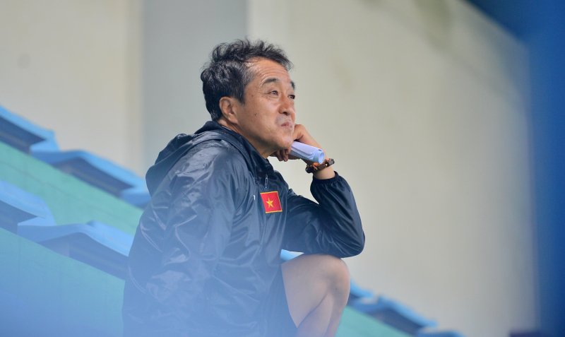Trợ lý Lee cũng trầm ngâm quan sát học trò.