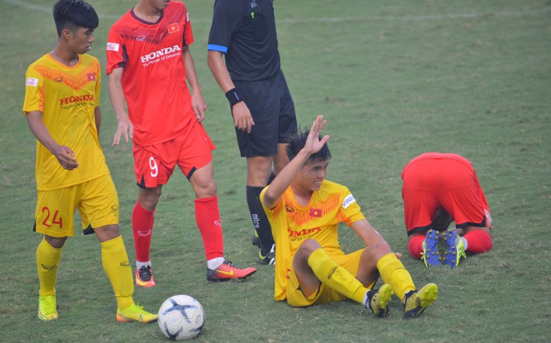 Khởi đầu trận đấu, đội hình chơi sơ đồ 3-4-3 nhập cuộc tốt hơn khi tạo ra được một số tình huống tấn công khá nguy hiểm. Thậm chí nếu dứt điểm chính xác hơn trong tình huống đối mặt ở phút 13, đội đỏ đã có thể mở tỉ số trận đấu. Trong suốt thời gian hai hiệp, cả hai đội dường như sở hữu cơ hội ngang nhau và đội áo vàng là người chiến thắng với bàn thắng duy nhất của Trung Thành.