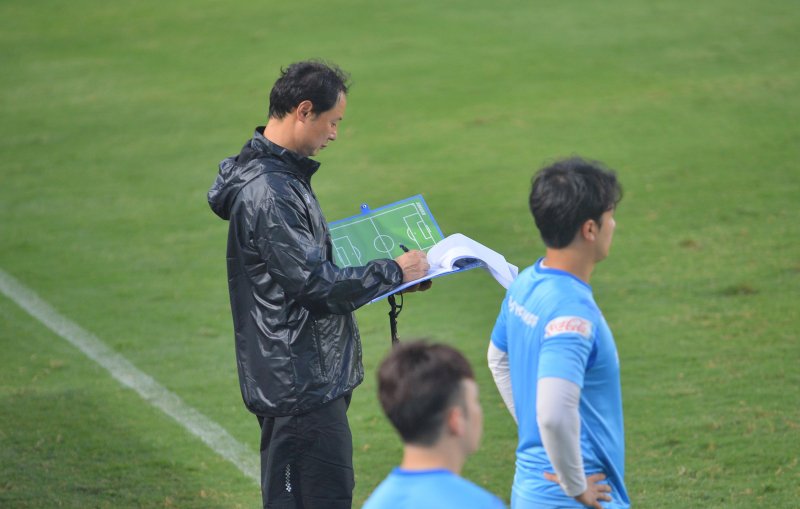 Trợ lý Kim Han-yoon liên tục ghi chép nhưng vô tình để lộ chiến thuật khi các phóng viên tác nghiệp ngay trên khán đài.