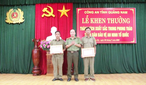 Trao giấy khen cho 2 bảo vệ dân phố tham gia cùng lực lượng Công an bắt giữ đối tượng truy nã Triệu Quân Sự.