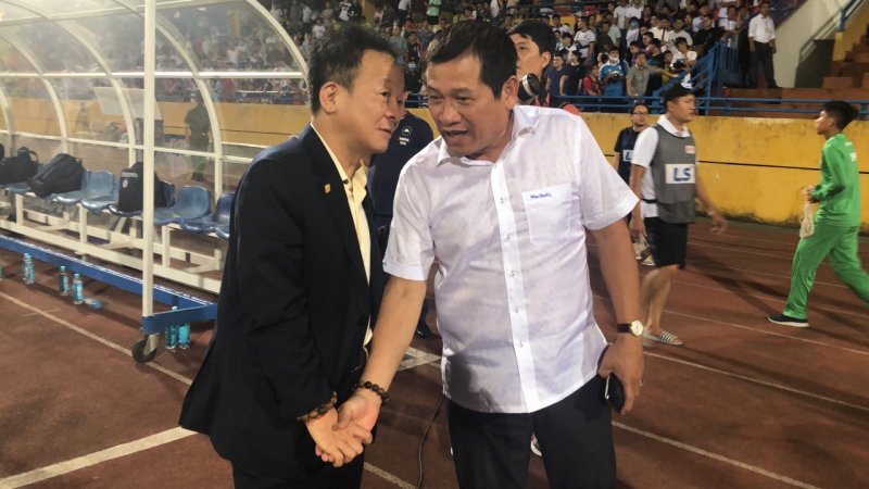 Trước khi ra về, ông lán lại gặp riêng Trưởng ban trọng tài VFF Dương Văn Hiền để trao đổi.