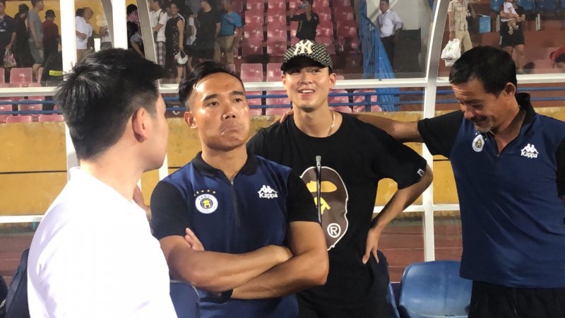 Chủ tịch Hà Nội FC Đỗ Vinh Quang (con trai bầu Hiển) cũng nói chuyện với trợ lý HLV Nguyễn Công Tuấn.