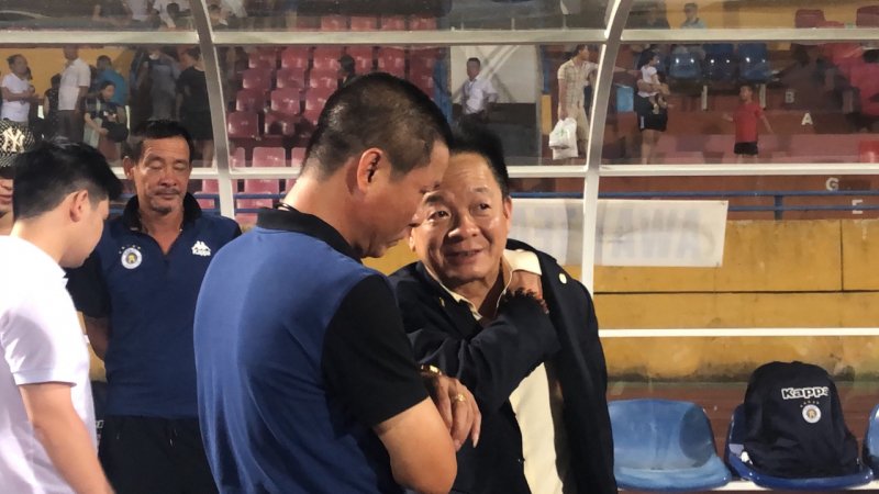 Sau đó, ông bầu động viên các cầu thủ Hà Nội: ''Đây là lúc khó khăn nhất, tất cả các cầu thủ hãy đoàn kết, chia sẻ nhau vượt qua