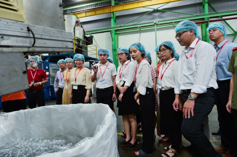 Tại đây, các đoàn tham quan đã có dịp “mục sở thị” toàn bộ dây chuyền công nghệ vô trùng Aseptic và trải nghiệm quy trình sản xuất nghiêm ngặt để tạo ra các sản phẩm nước giải khát đáp ứng các tiêu chuẩn chất lượng khắt khe nhất.