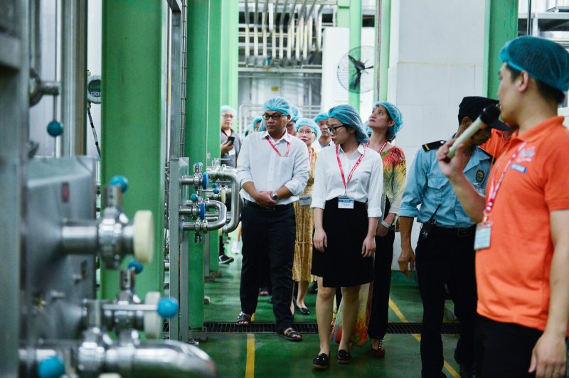 Nhiều thành viên trong đoàn tỏ ra khá bất ngờ về quy trình sản xuất, kiểm soát chất lượng nghiêm ngặt để tạo ra các thức uống mang tiêu chuẩn toàn cầu.