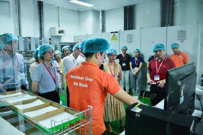 Tiến sĩ Lê Ngọc Liễu, Giảng viên Trường Đại học Quốc tế, Đại học Quốc gia TP Hồ Chí Minh. Bà Liễu cho biết, chuyên ngành của bà là công nghệ thực phẩm, nên chuyến tham quan này giúp bà và các thành viên trong đoàn biết được thực tế ngày nay tại công ty người ta đã áp dụng những công nghệ mới nào.