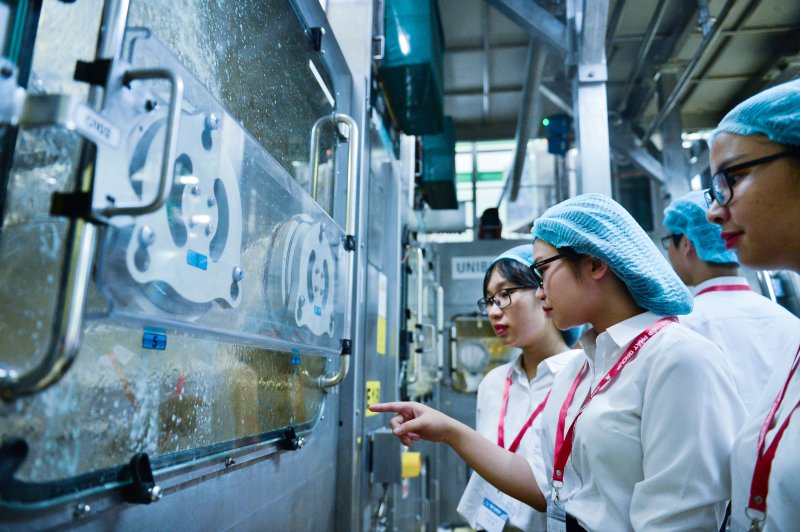 Tận mắt chứng kiến hệ thống công nghệ vô trùng Aseptic tối tân nhất thế giới hiện nay trong lĩnh vực giải khát, cho công suất lên tới 48.000 chai sản phẩm/giờ/dây chuyền, bạn Đỗ Phương Anh, sinh viên năm 4 Đại học Khoa học Tự nhiên Hà Nội cũng khá bất ngờ dù đã tìm hiểu tập Đoàn Tân Hiệp phát từ trước. “Mặc dù đã tìm hiểu thông tin về Tân Hiệp Phát từ trước, nhưng khi vào nhà máy em đã hoàn toàn bất ngờ bởi quy mô rộng lớn, trang thiết bị hiện đại,công và nghệ xử lý rất chuyên nghiệp của tập đoàn”, Phương Anh nhấn mạnh