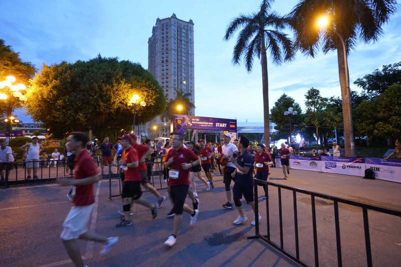 Chia sẻ với truyền thông, ông Vũ Văn Phong - Giám đốc dự án Tay Ho Half Marathon 2020 cho biết, giải Tay Ho Half Marathon cũng là giải chạy đầu tiên của Miền Bắc sau một thời gian các giải bị gián đoạn bởi dịch covid 19, cũng chính vì thế, rất đông vận động viên tham gia vô cùng háo hức.