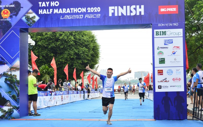 Với cự ly 21km hoàn thành trong 4h, điểm xuất phát bắt đầu tại Vườn hoa Lạc Long Quân, chạy theo hướng Vệ Hồ, Nhật Chiêu, Quảng Bá, quay đầu tại vườn hoa Quảng Bá và chạy đủ 1 vòng hồ theo hướng Vệ Hồ, Trích Sài, Nguyễn Đình Thi, Thanh Niên, Yên Hoa, Từ Hoa, Quảng An, Quảng Khánh, Quảng Bá, Nhật Chiêu, Vệ Hồ và kết thúc tại vườn hoa Lạc Long Quân. Về nhất ở cự ly 21km dành cho nam là VĐV Đỗ Quốc Luật, xếp sau là VĐV Suzuki Tatsuya và Chirstopher Wright.