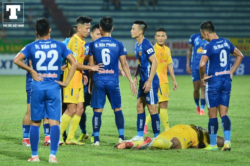 Hiều được sự nguy hiểm từ những pha bóng cố định, các cầu thủ Quảng Nam chạy tới phản đối gay gắt trọng tài.