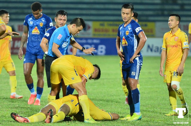Tiền đạo Hà Minh Tuấn có động thái phản đối nhưng trong tài đều vội vàng xua tay.