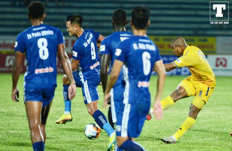 Sau đó, Rafaelson là người kết thúc pha đá phạt, không có gì nguy hiểm cho Quảng Nam.