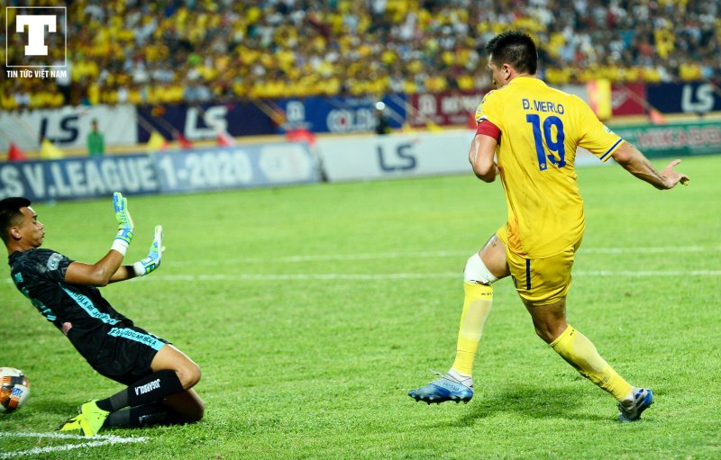 Tuy vậy, khi đối mặt với Văn Cường, thay vì một pha đệm lòng vào góc xa, tiền đạo số 19 chọn cách xâu kim nhưng bị thủ môn của Quảng Nam bắt bài. Bóng đập chân Văn Cường và đi hết đường biên dọc.