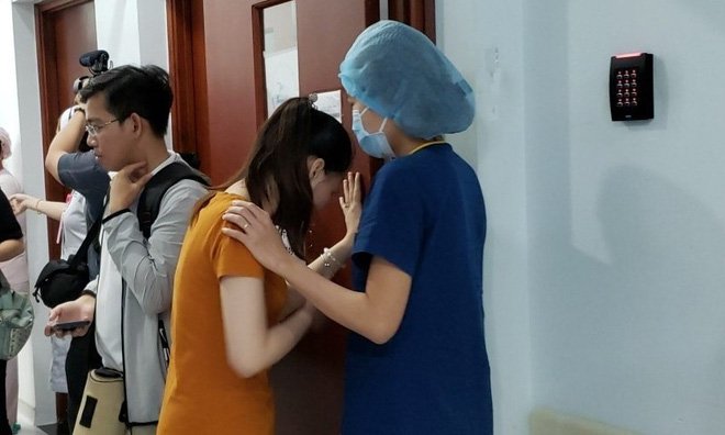 Giây phút xúc động khi đưa Trúc Nhi - Diệu Nhi vào phòng mổ. Ảnh Tổ quốc.