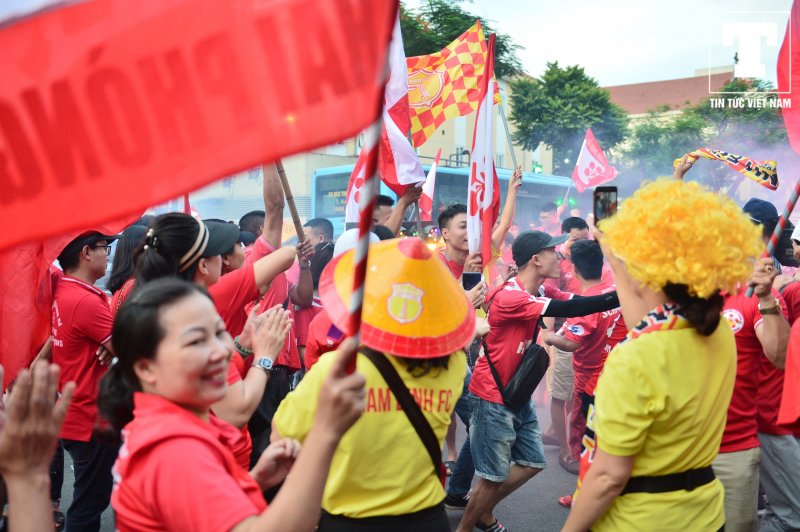 CĐV Hải Phòng hát hò, đốt pháo sáng trước cửa sân Hàng Đẫy.
