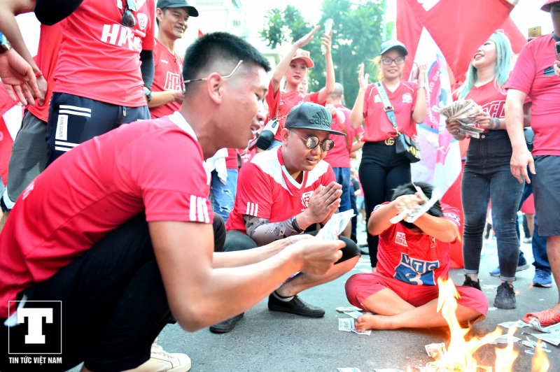 Một số thì khấn bái, đốt tiền âm phủ giữa đường.