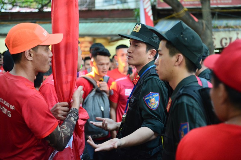 Lực lượng an ninh vất vả để ngăn CĐV Hải Phòng.