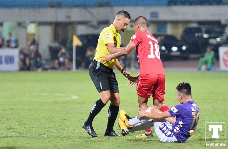 Văn Hạnh cầm tay trọng tài khi thấy ông có ý định rút thẻ.