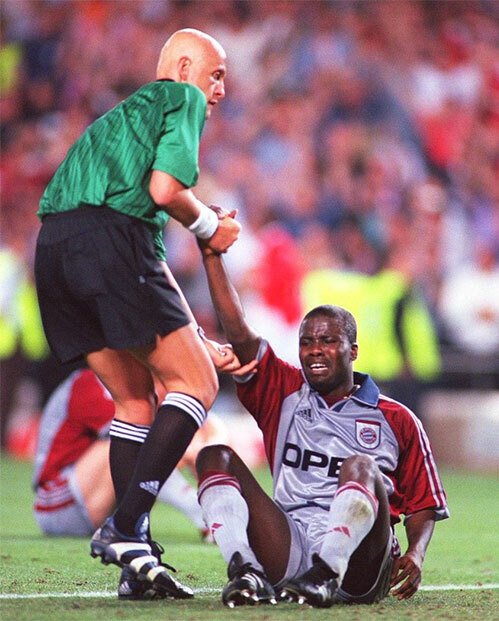 Collina an ủi Kouffour và kéo trung vệ của Bayern đứng dậy thi đấu nốt ít phút còn lại sau khi Man Utd nâng tỷ số lên 2-1 ở cuối trận chung kết Champions League 1999.