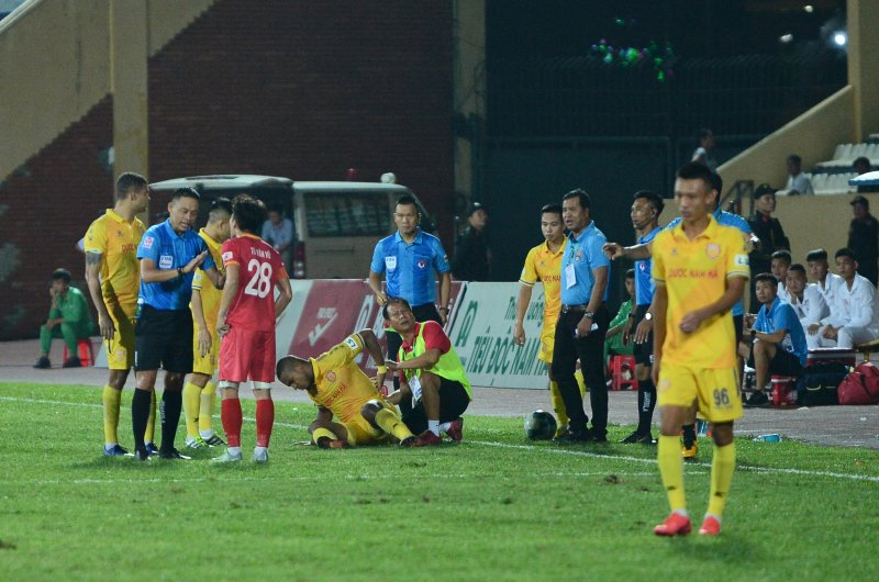 Còn Rafaelson, sau khi bật dậy đòi thua đủ, anh lại nằm sân và nhờ sự trợ giúp của các bác sỹ.