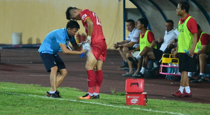Tình huống thứ 2 là khi Tiến Linh bị đau, BHL Bình Dương lên phương án thay cầu thủ số 18 vào sân. Thế nhưng, khi trọng tài ra giơ biển thay người, BTC thông báo trên loa thì Tiến Linh lại ra hiệu dừng thay người.