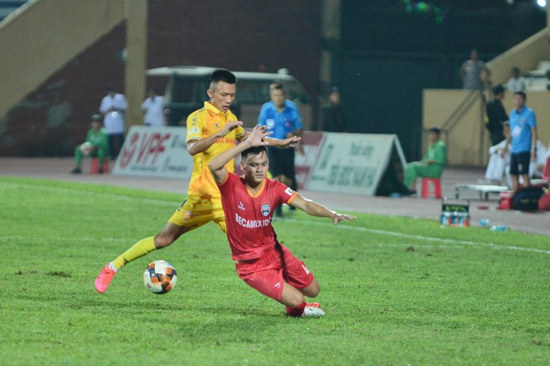 Trận này, Tiến Linh thi đấu mờ nhạt khi bị hàng phòng ngự của Nam Định khóa chặt. Bàn thắng duy nhất của đội khách được ghi do công của Hồ Tấn Tài.