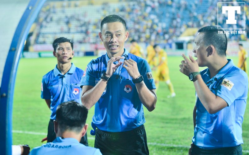 Sau trận đấu, ông Ngô Duy Lân và trọng tài bàn giải thích việc bộ đàm gặp vấn đề khiến tín hiệu của ông và tổ trọng tài không được truyền tải một cách tốt nhất.