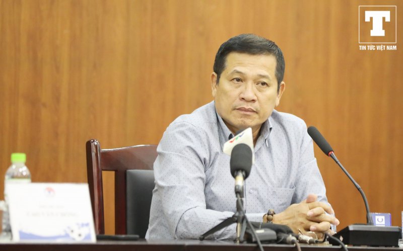 Theo quan sát của PV, ông Hiền khá bình tĩnh khi bước vào buổi họp báo.