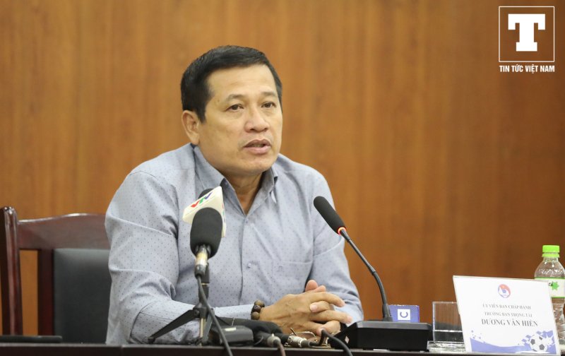 Đầu tiên, ông Dương Văn Hiền cung cấp thông tin về việc trong thời gian tới đây, một đợt tập huấn nâng cao nghiệp vụ cho trọng tài sẽ được diễn ra để chuẩn bị cho giai đoạn 2 của V.League 2020. Trong đó, vị Trưởng ban trọng tài nhấn mạnh đây sẽ là đợt tập huấn có nhiều phương pháp mới, như việc mời về bác sỹ tâm lý hay tăng cường các bài tập thực tiễn trên sân cho trọng tài. Sau cuộc làm việc với thường trực VFF vào sáng nay, sau khi cúp Quốc gia diễn ra vào đầu tháng 8, chúng tôi sẽ tổ chức đợt tập huấn ngắn hạn trong gian đoạn nghỉ. Chúng tôi sẽ mời thêm một số chuyên gia, đặc biệt là có chuyên gia tâm lý để hỗ trợ trọng tài. Thời gian tập huấn sẽ dài hơn, đồng thời chúng tôi học tập AFC, FIFA để đưa nhiều bài tập thực tiễn ở ngay trên sân, đưa các tình huống gây tranh cãi ở lượt đi vào để có sự chuẩn bị cho giai đoạn lượt về tốt hơn.
