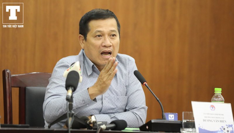 Tiếp đến, trong phần trả lời câu hỏi của truyền thông, Trưởng Ban trọng tài Dương Văn Hiền đã đưa ra giải đáp về những thắc mắc liên quan đến công tác phân công trọng tài.