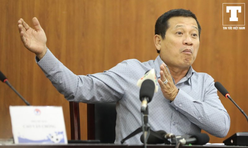 Có hai cấp giải là chuyên nghiệp và ngoài chuyên nghiệp. Thường trọng tài bắt giải ngoài chuyên nghiệp cần 2 năm để lên bắt chuyên nghiệp, còn đã bắt hạng Nhất rồi thì chỉ cần làm 1 năm là đủ điều kiện lên bắt V.League rồi. Đó đều là hai giải đấu thuộc hệ thống chuyên nghiệp cả chứ không có vấn đề gì cả khi thực hiện điều chuyển trọng tài