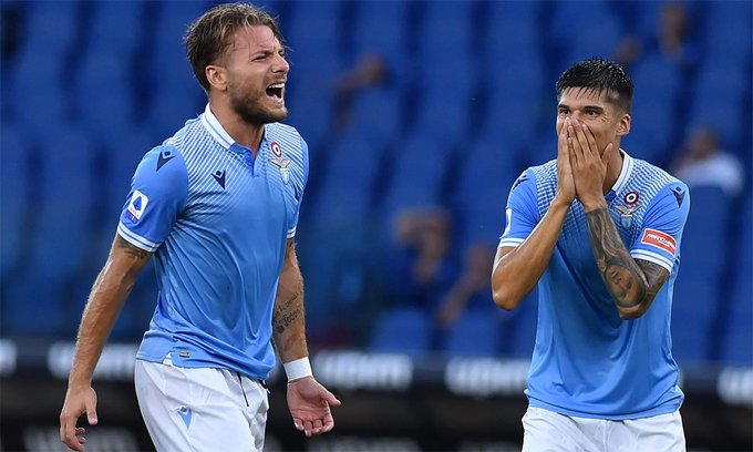 Ciro Immobile (bên trái).