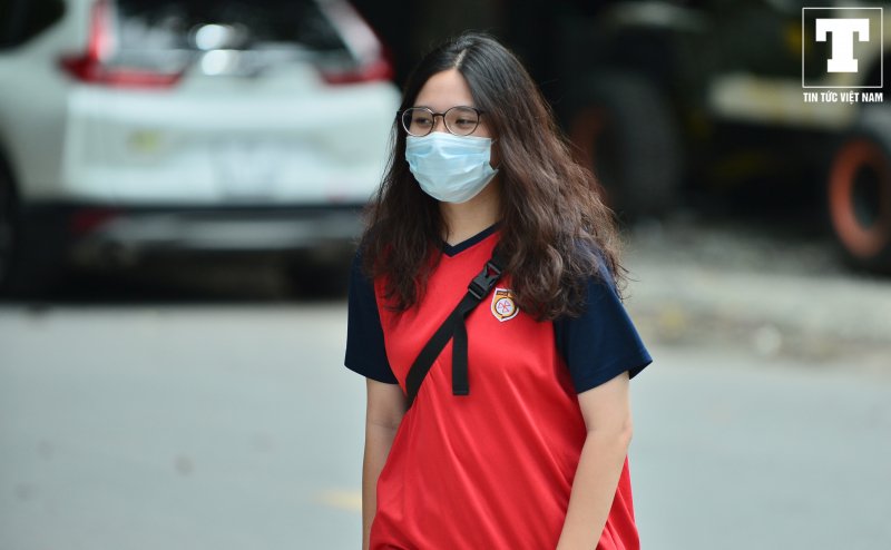 Trang phục đơn giản, đeo khẩu trang nhưng vẫn không thể giấu đi nét xinh đẹp của các nữ sinh.